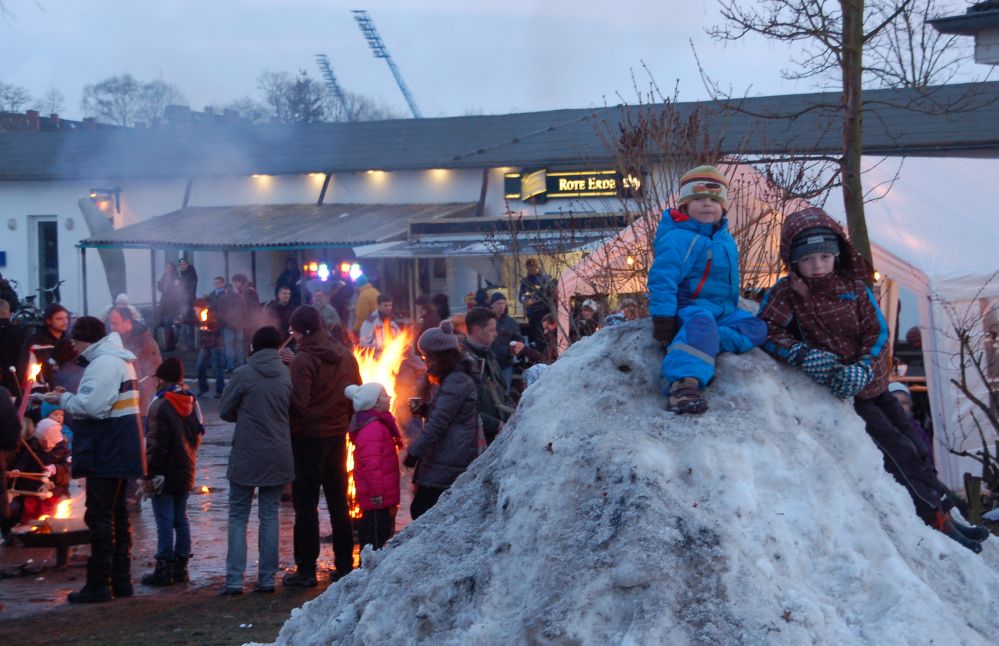 Osterfeuer 2013 mit Schnee im Rostocker Hansaviertel